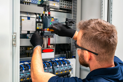elektriker i Kungsbacka jobbar